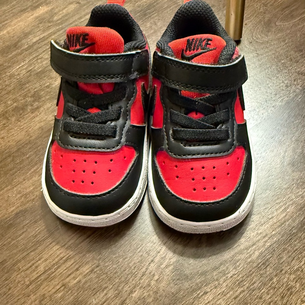 Nike Court Borough Low red & black 4C
